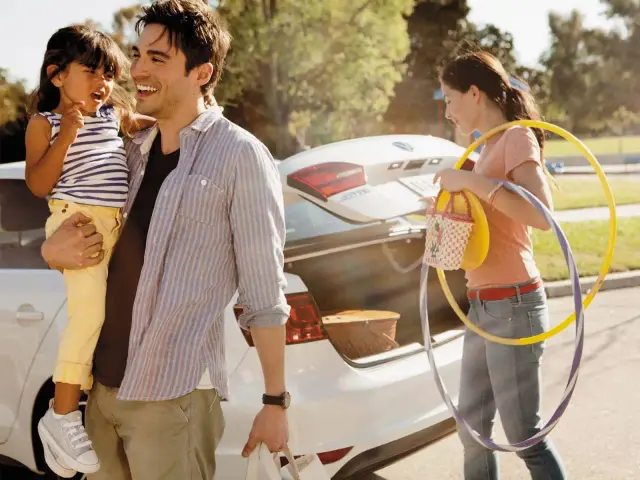 Família feliz com carro Volkswagen