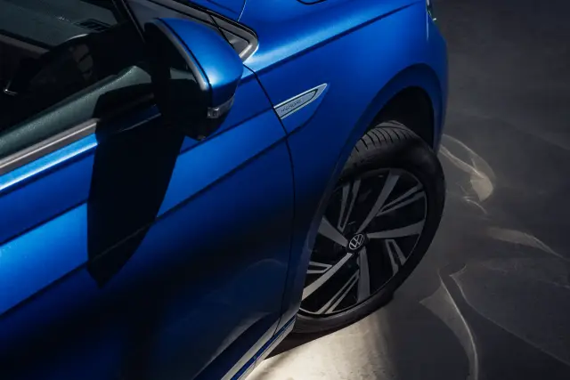Detalhe aerodinâmico do veículo azul Volkswagen